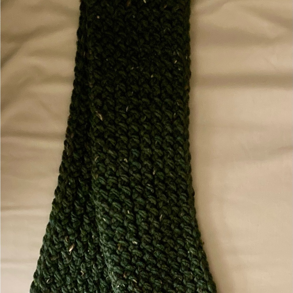 Handmade elegant green knit scarf for adults - Picture 4 of 6
